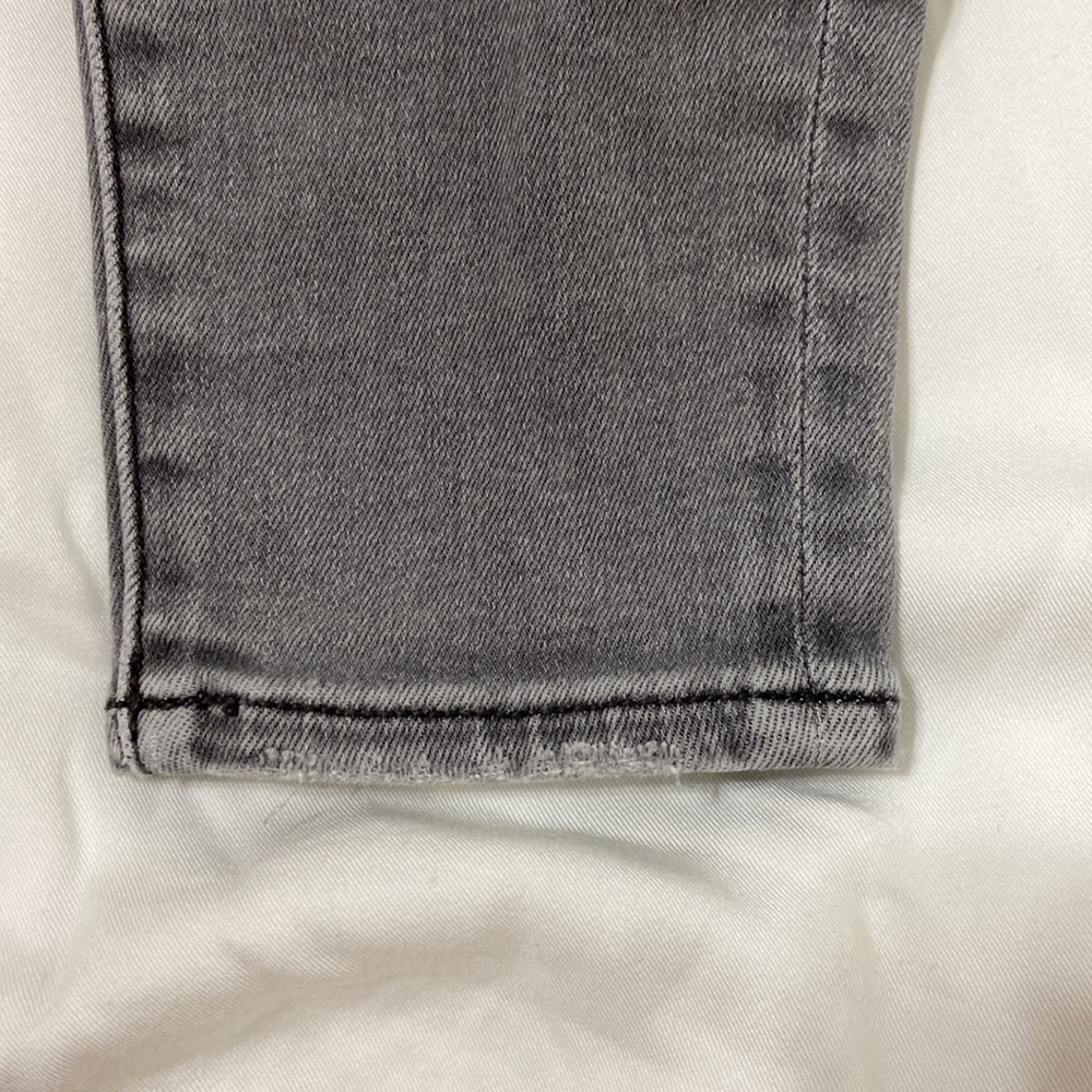 Women’s American Eagle Outfitters Distressed Grey Jegging Jeans. Size 4 short. - Picture 7 of 16
